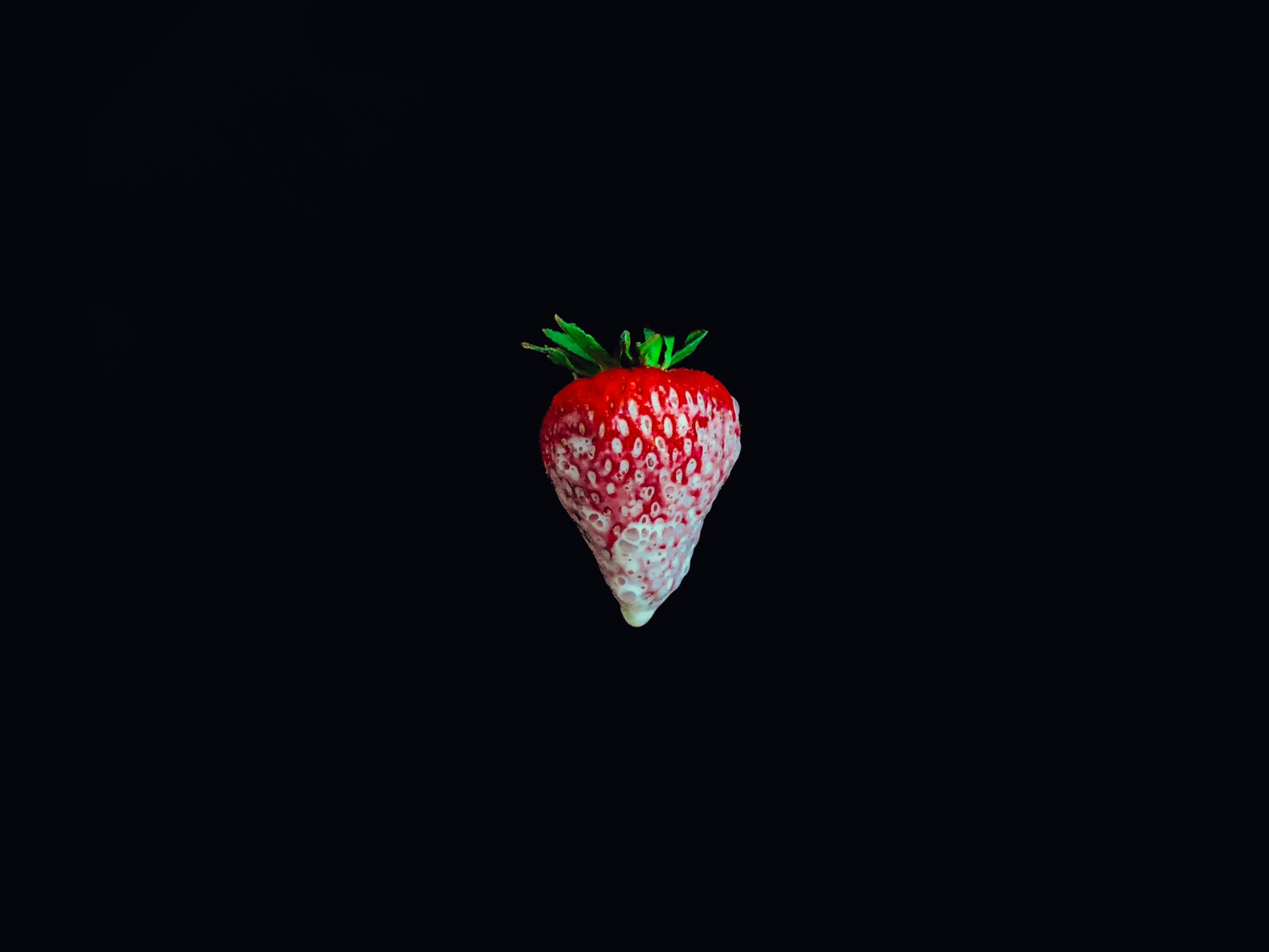 Signs of Spoiled Strawberries
